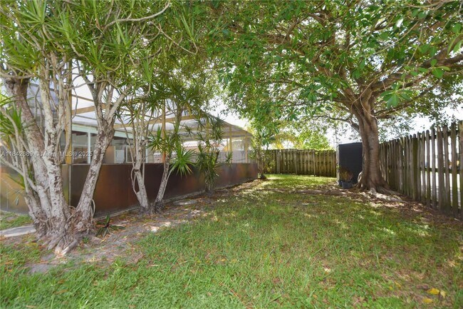 Building Photo - 609 S Crescent Dr