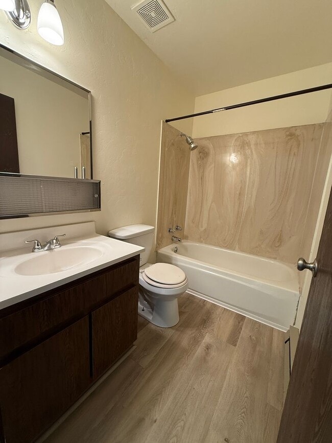 Building Photo - 3 Bedroom, 2 bath home located in the hear...