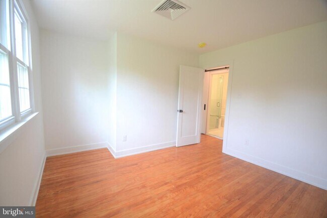 Building Photo - 1436 E Lamplighter Ln