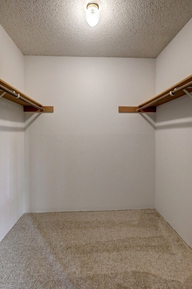 Building Photo - Top floor 2 bedroom 2 bath condo in Kirkland