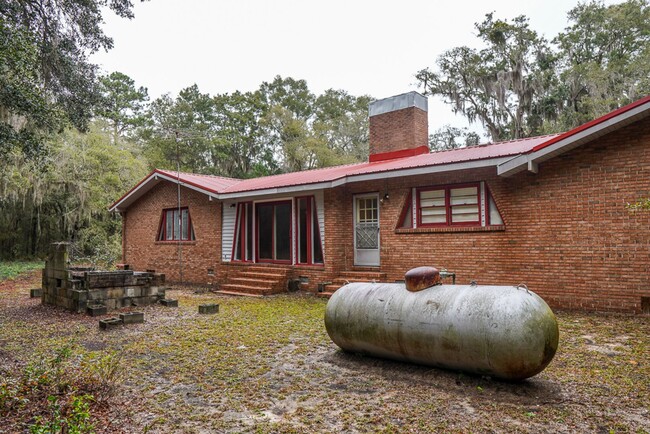 Building Photo - Tucked Away Three Bedroom Home