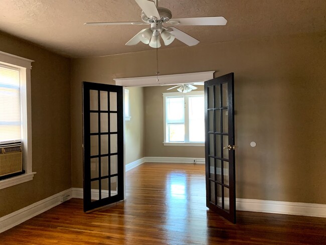 Bedroom / Living Room - 3647 Keokuk St