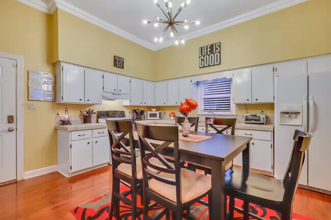 Building Photo - 524 E Duffy St