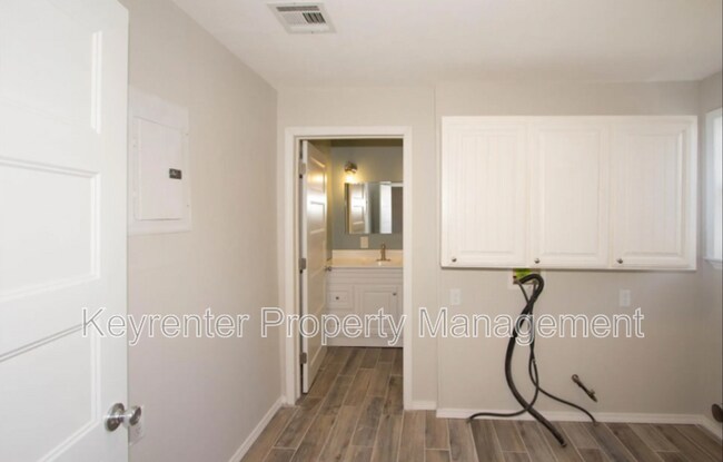 Building Photo - 323 E Will Rogers Blvd