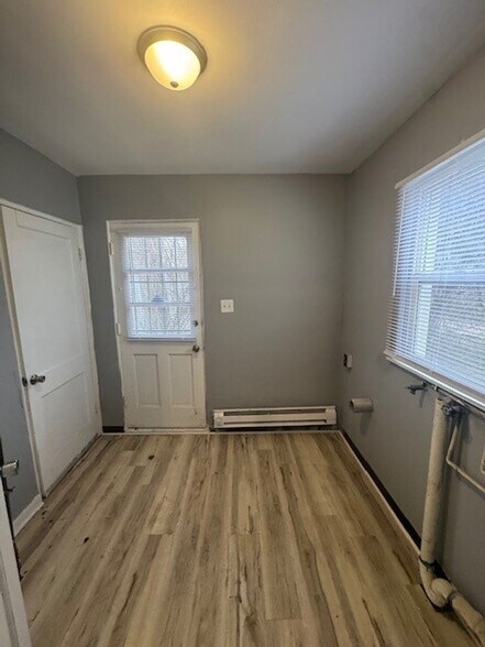 Building Photo - East Side Large 3 Bedroom Single  Family Home