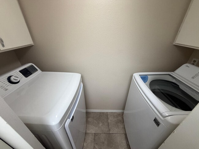 Building Photo - 1609 E Ellis Dr