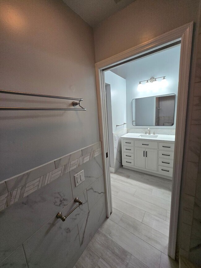 Building Photo - Beautiful and spacious remodeled unit