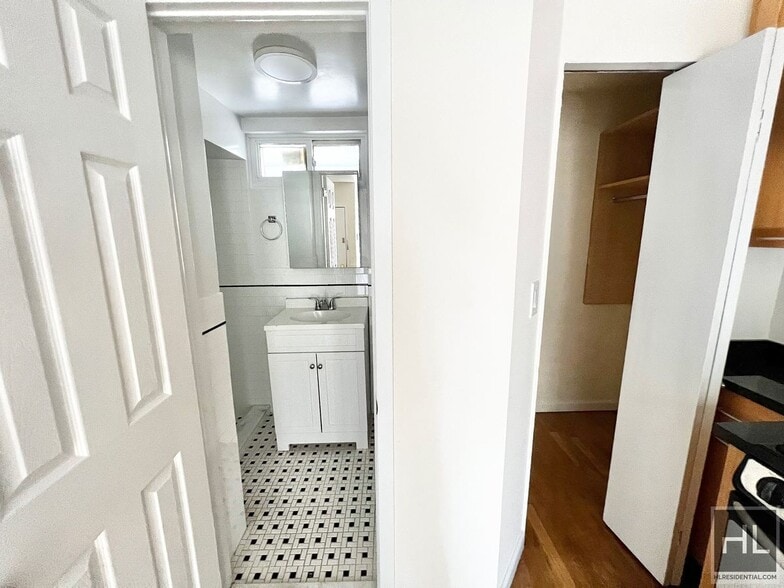 Building Photo - WEST BROADWAY