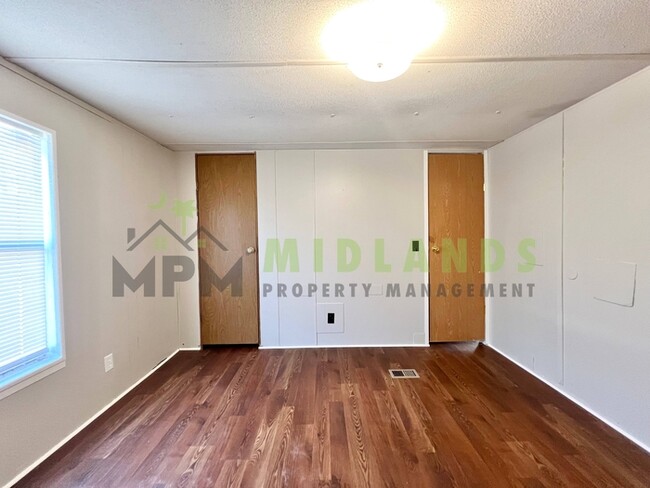 Building Photo - 2413 S Lake Dr
