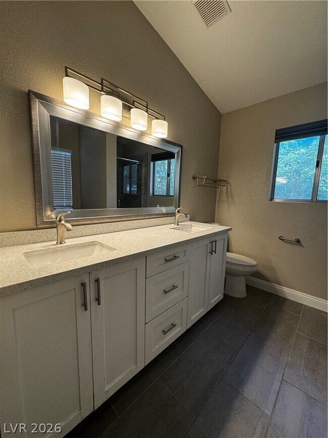 Building Photo - 2504 Goldenmoon St