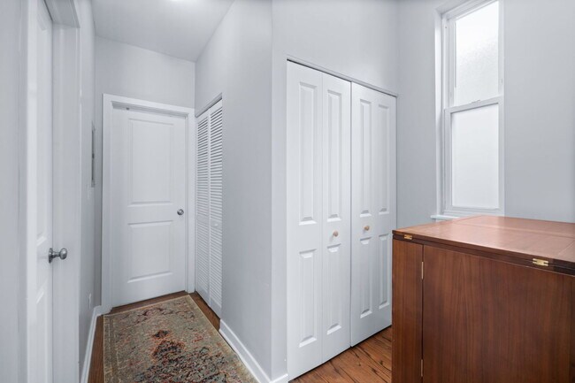 Building Photo - 1644 N Hermitage Ave