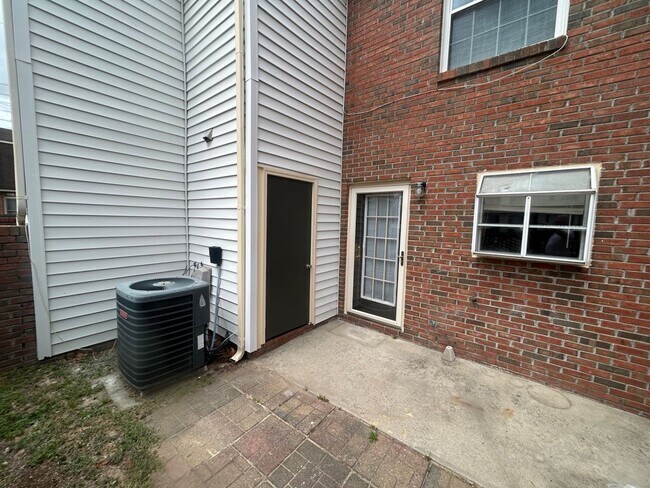 Building Photo - 940 Glenn St