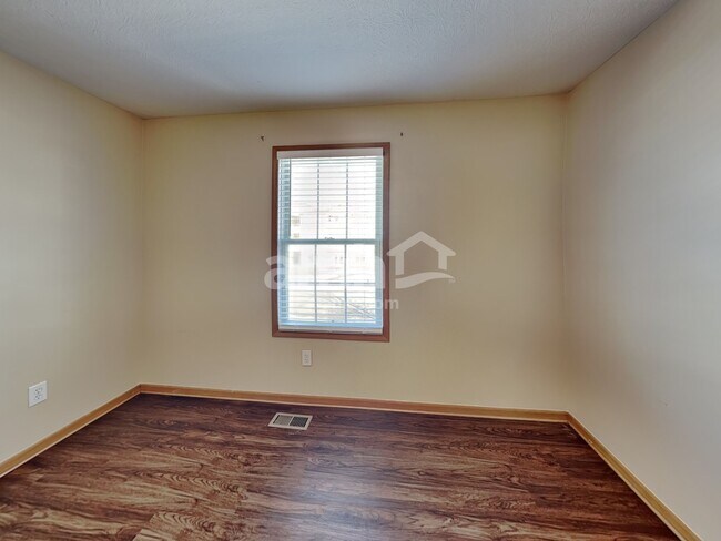 Building Photo - 69 Hutchison St