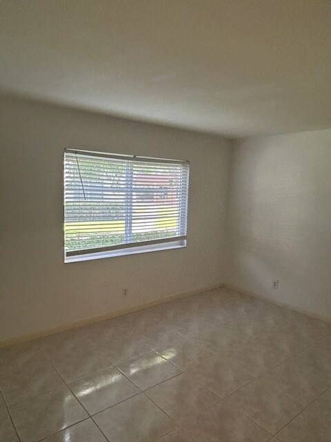 Building Photo - 12 NE 19th Ct