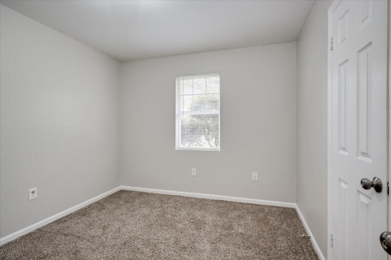 Building Photo - 2922 Dahlia Dr