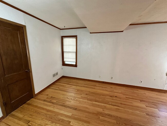 Building Photo - Move -in Special: Cute 3 bed 1.5 bath in W...