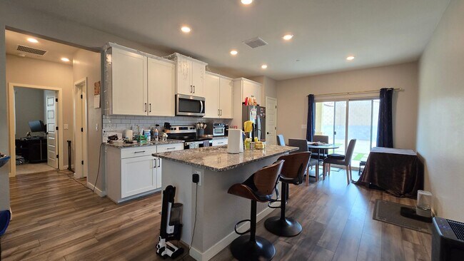 Building Photo - Cozy Never-Leased-Before 3 bedroom 2 bath home in Youngtown!