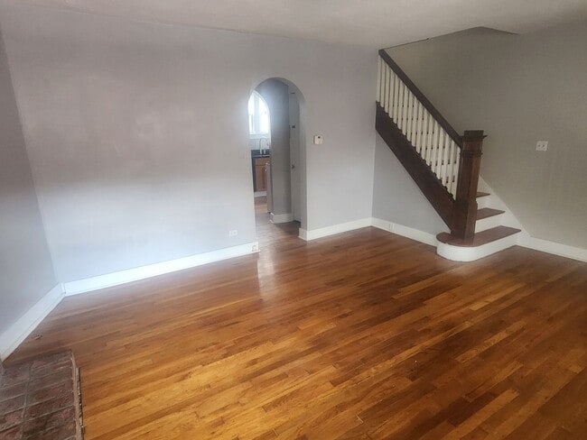 Building Photo - 2 Bedroom 1 bath updated Row Home