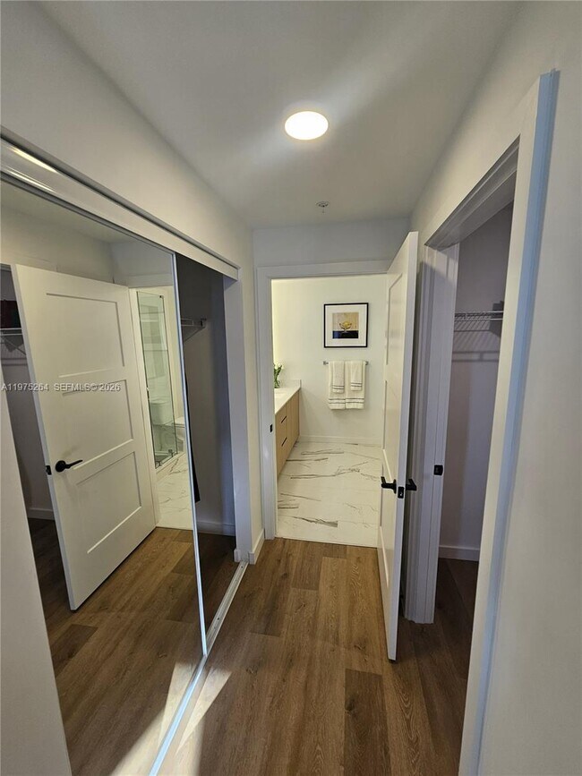 Building Photo - 1650 NE 124th St