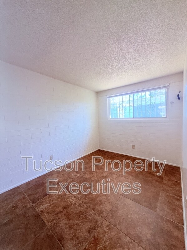 Building Photo - 4243 E Lee St