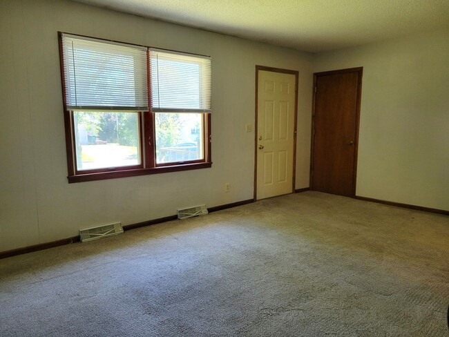 Building Photo - 2 Bedroom Duplex