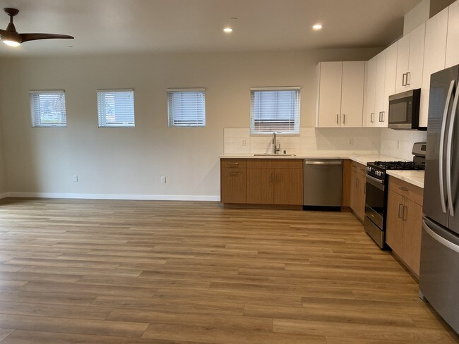 Building Photo - 689 Stoneridge Dr