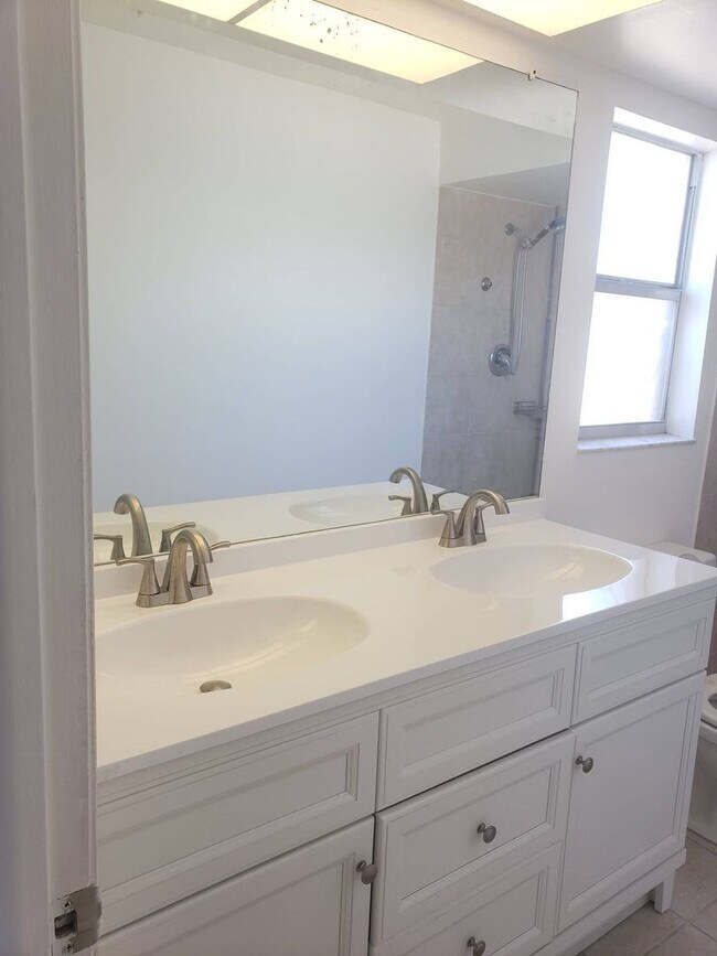 Building Photo - GREAT 3 bedroom 2 bath all new inside sing...