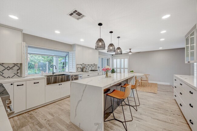 Building Photo - Beautiful 4 Bedroom Contemporary Furnished...