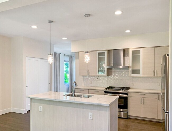 Building Photo - 4Bd/2.5Ba Renton Home