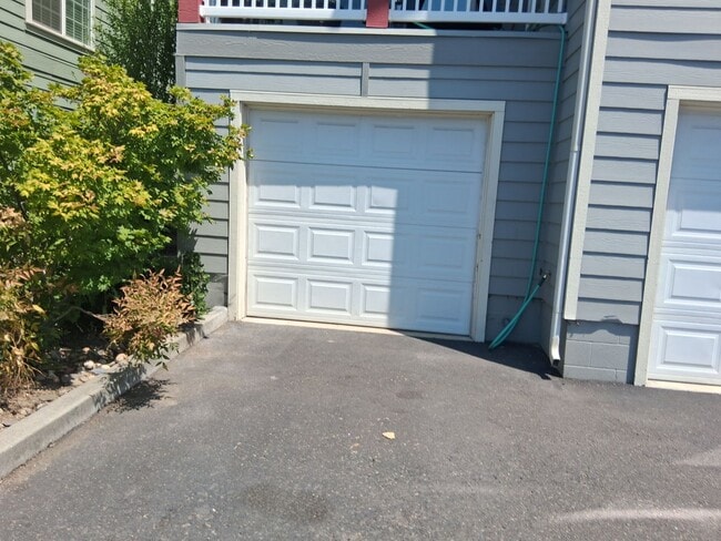 Building Photo - Cute, clean 2 bedroom upstairs apartment with patio.