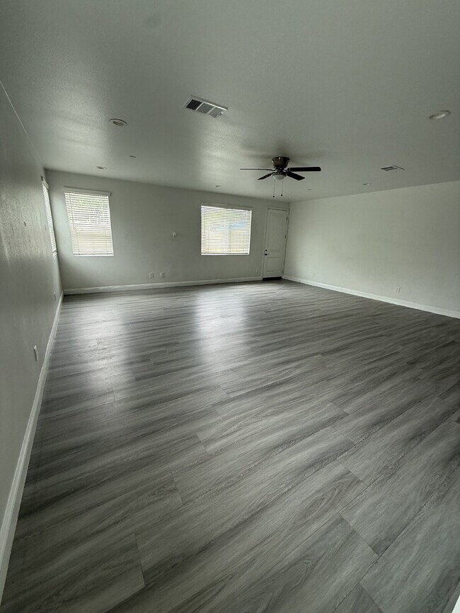 Building Photo - New Gas Range & Refrigerator.  Spacious rooms, private yard and RV parking.  Must see - Won't las...