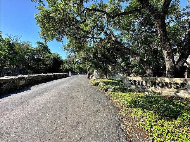 Building Photo - 4711 Spicewood Springs Rd
