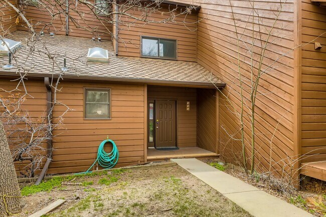 Building Photo - 3117 Bell Dr