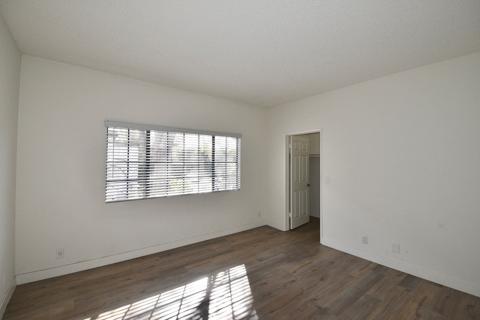 Building Photo - 11594 Moorpark St