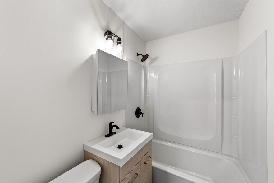 Building Photo - 1352 W 58th St