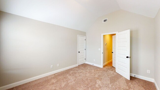 Building Photo - Conveniently located townhouse in Evans!