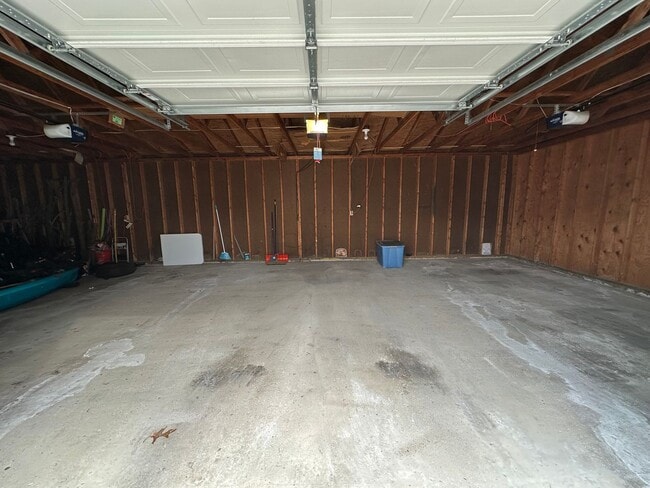 Building Photo - 2 Bedroom/1 Bath Apartment For Rent