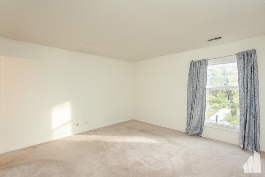 Building Photo - 2630 Northampton Dr