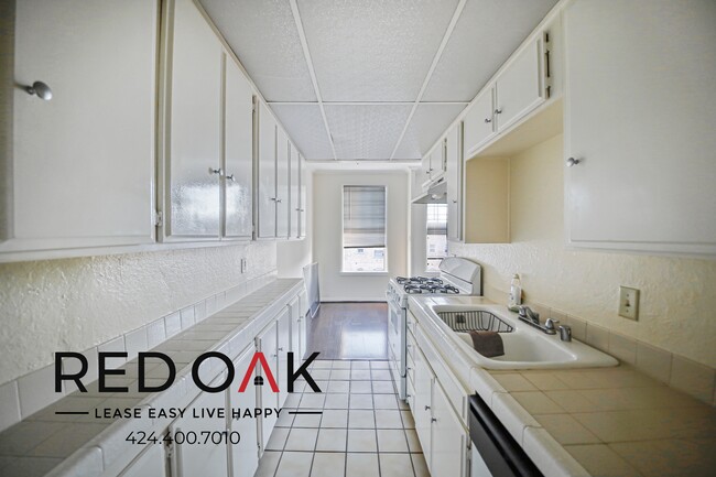 Building Photo - Charming, Spacious One Bedroom with Kitche...