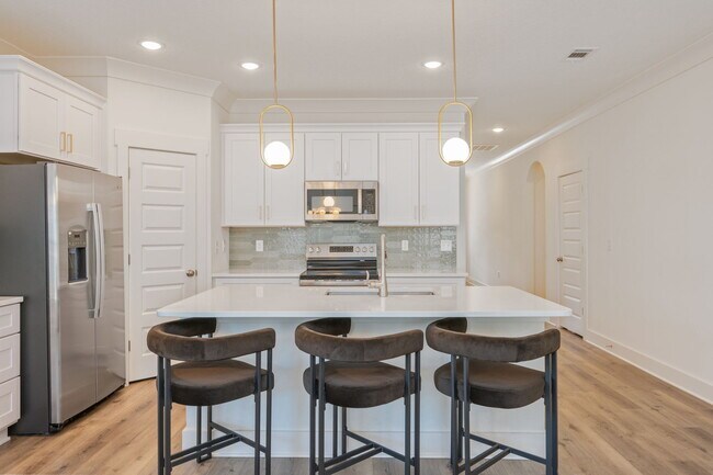 Building Photo - 807A Cedar Ave S