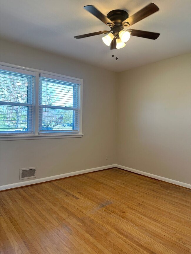 Building Photo - 3 bedroom/1.5 bath w/basement in Woodlawn Park. Available mid June
