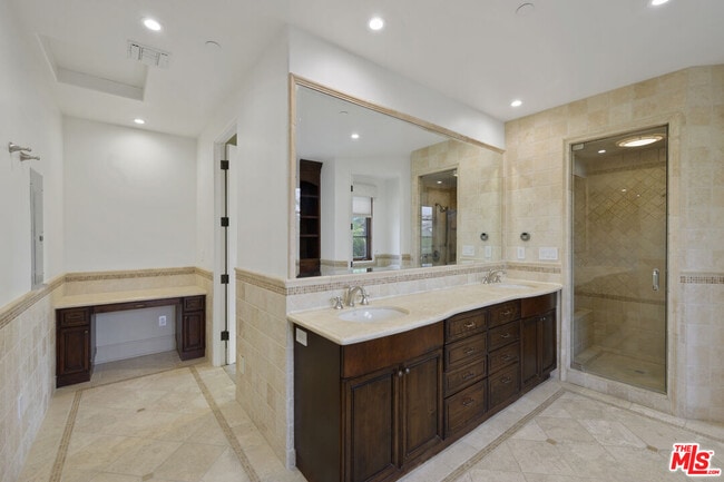 Building Photo - 305 N Palm Dr