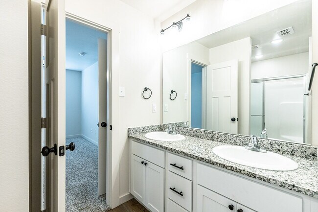 Building Photo - Price reduced! Half off first full months rent/ Zero security deposit. Spacious 3-Bedroom Duplex ...