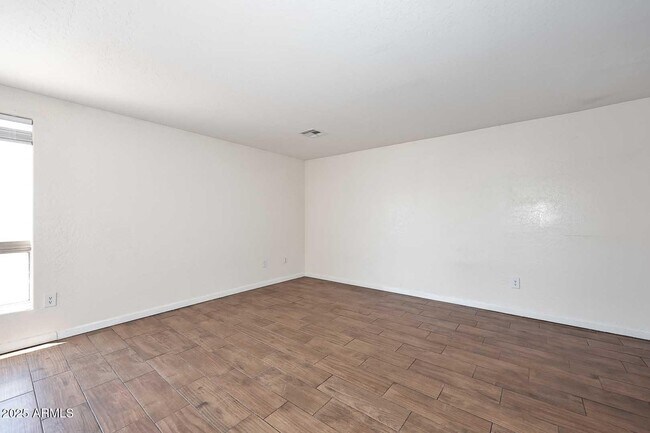 Building Photo - 532 W 9th St