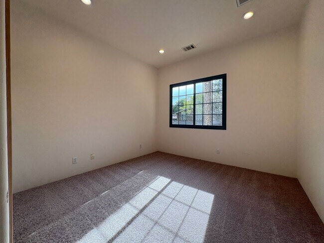 Building Photo - Spacious and Inviting 3-Bedroom, 2.5-Bath Townhome in the Heart of Menlo Park
