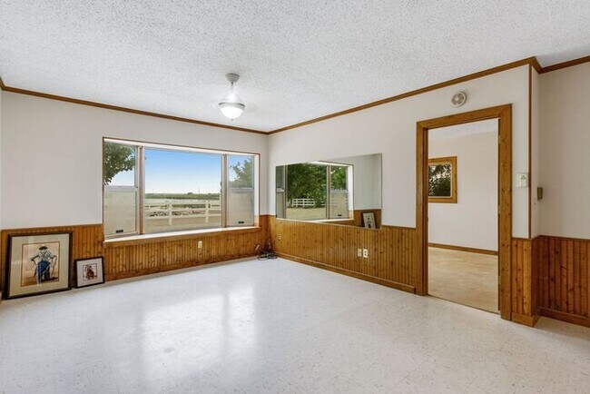 Building Photo - Spacious Bi-Level Home with Mountain & Lak...