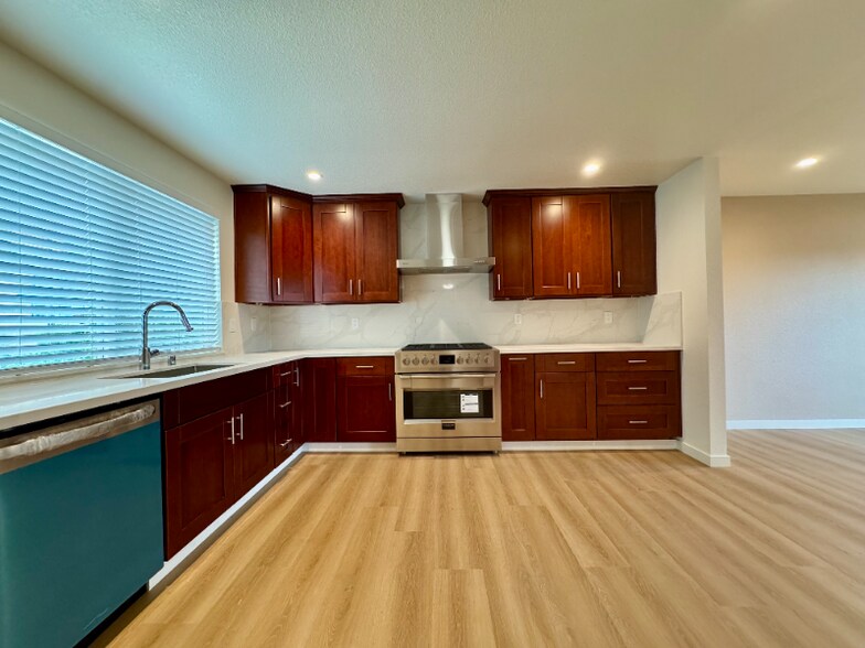 Building Photo - 148 Lancaster Way