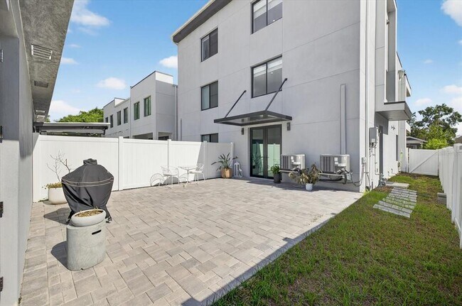 Building Photo - 423 W Amelia Ave