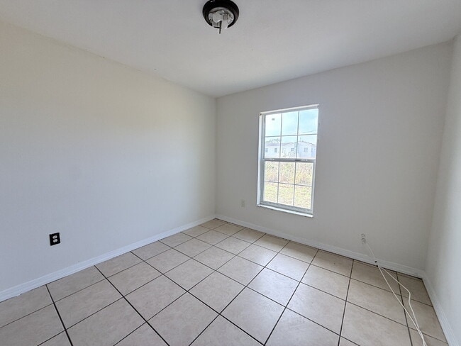 Building Photo - 2 Bedroom and 1 Bathroom