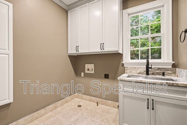 Building Photo - 6121 Carlyle Dr